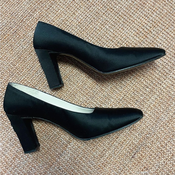 Vintage Givenchy pumps in black satin. - Picture 3 of 4